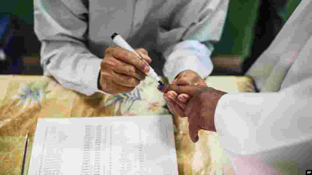 Un homme se fait marquer l’ongle à l'encre bleue, signe qu’il vient juste de voter, lors du premier jour des élections présidentielle et législatives, à Khartoum, au Soudan, le 13 avril 2015. 