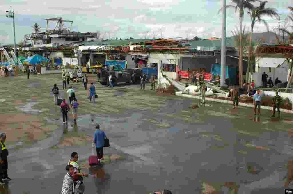 Tacloban airport's terminals were destroyed by the typhoon. Some limited commercial traffic is now utilizing the airport, Nov. 21, 2013. (Steve Herman/VOA)