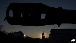 El campanario de la iglesia de Santa Sofía se ve tras un cañón destruido de artillería ruso en el centro de Kiev, el lunes 29 de enero de 2024.