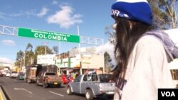 Una migrante cruza el paso fronterizo entre Venezuela y Colombia, en Cúcuta. [Foto: Camilo Álvarez, VOA] 
