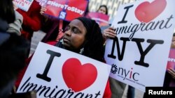 Migrantes haitianos y activistas durante una manifestación para rechazar la decisión del Departamento de Seguridad Nacional de poner fin al programa TPS para haitianos en Nueva York, EEUU, el 21 de noviembre de 2017.