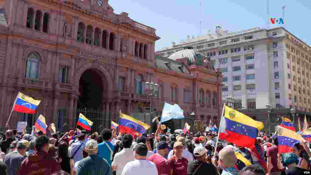 Los venezolanos condenan que las autoridades electorales de su país no reconozcan a Edmundo González como presidente electo. 