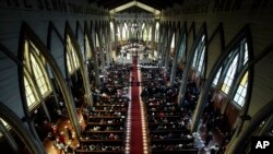 Gereja Katolik menggelar misa rekonsiliasi yang bertujuan menyatukan semua sektor dalam komunitas menyusul skandal pelecehan seksual gereja, di Katedral San Mateo Osorno, di Chile, 17 Juli 2018.
