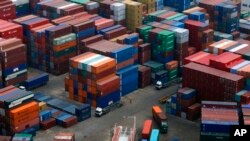 Barang-barang produksi China siap diekspor di pelabuhan Dalian, China (foto: dok). Ekonomi China menunjukkan tanda pulih sejak krisis global tahun 2008. 