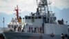 Kapal patroli TNI AL KRI Singa (651) bersiap memuat perbekalan di pangkalan TNI AL di Banyuwangi, Jawa Timur pada 24 April 2021. (Foto: AFP/Sonny Tumbelaka)