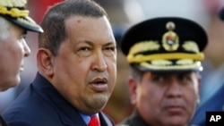 Venezuelan President Hugo Chavez (L) in Caracas (file - January 17, 2012).