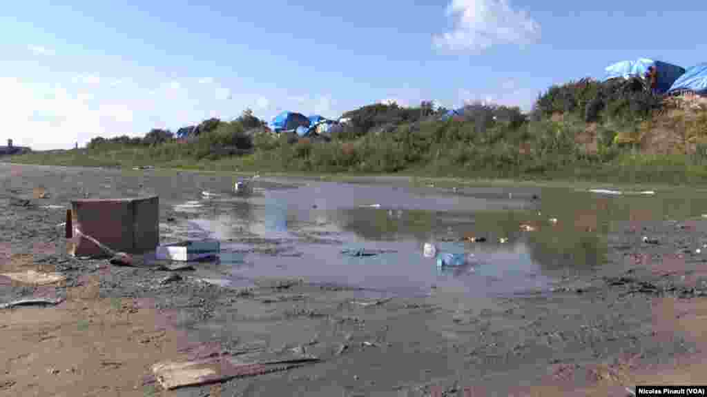 La "jungle" est situé en zone inondable aux abords de Calais dans le nord de la France, 13 octobre 2015 (Nicolas Pinault/VOA). 