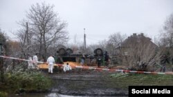 Investigadores forenses trabajan en el sitio en que cayó un misil que mató a dos personas en Przewodow, Polonia, el 15 de noviembre de 2022.