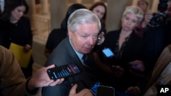 Senator Lindsey Graham, član Senatskog odbora za pravosuđe, komentariše novinarima na Kapitolu u Washingtonu, 20. novembra 2024.