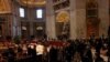 Más de 60.000 fieles presentan sus respetos a Benedicto XVI