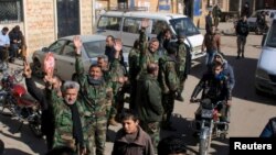 Pasukan pemerintah Suriah bersama warga di bagian utara propinsi Aleppo merayakan dibebaskannya wilayah ini dari pengepungan pemberontak, awal bulan ini (foto: dok).