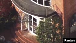 Una captura de pantalla tomada de un video muestra daños en la casa de la presidenta de la Cámara de Representantes de EEUU, Nancy Pelosi, luego de que su esposo, Paul Pelosi, fuera atacado violentamente en su casa en San Francisco, California, el 28 de octubre de 2022.