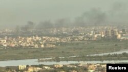 Un video de un dron muestra columnas de humo sobre los edificios de Jartum, en Sudán, el 22 de abril de 2023.