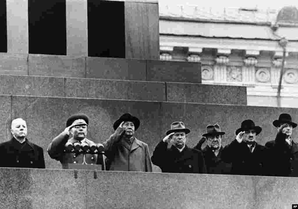一九五七年十一月十一日,在莫斯科红场,中国的毛泽东(左三)与俄罗斯高层领导人一起检阅游行队伍,在列宁陵墓上敬礼。左起:苏联名义上的国家元首伏罗希洛夫,国防部长马利诺夫斯基,毛泽东,苏联共产党总书记赫鲁晓夫(Nikita Khrushchev) 部长会议主席布尔加宁; 部长会议副主席米高扬。苏联共产党中央政治局委员和中央书记处书记,长期负责苏联意识形态工作的苏斯洛夫。后来毛泽东和赫鲁晓夫等人反目成仇,刘少奇紧跟毛泽东反对赫鲁晓夫。但在文革中, 刘少奇被称作中国的赫鲁晓夫,意思是大坏蛋。 