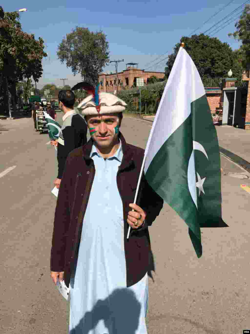 میچ دیکھنے کے لیے آنے والے ایک نوجوان نے پاکستان کا پرچم اٹھایا ہوا ہے۔