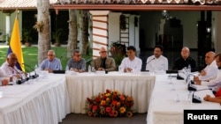 Los comandantes del ELN de Colombia Pablo Beltrán, Antonio García y Aureliano Carbonell, el Alto Comisionado para la Paz Iván Danilo Rueda, el miembro del Senado Iván Cepeda y Monseñor Fabio Henao asisten a una conferencia de prensa en Caracas, Venezuela, el 4 de octubre de 2022.