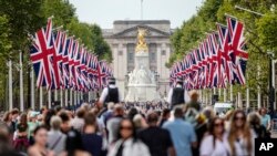 Građani stoje u redovima ispred Bakingemske palata u Londonu, 12. septembra 2022.