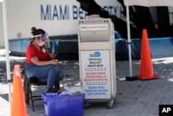 Tokom ranog glasanja 2020. godine, ova glasačka kutija za glasove pristigle poštom u Majami Biču (Florida), imala je natpise na engleskom, španskom i haićanskom kreolskom jeziku.