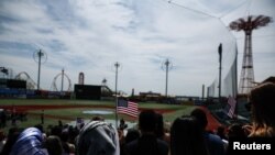 Una multitud de migrantes se presenta durante una ceremonia de naturalización del Servicio de Ciudadanía e Inmigración de EEUU en el Brooklyn Cyclones Maimonides Park en Nueva York, el 3 de mayo de 2022.
