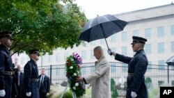 Predsednik SAD Džo Bajden polaže venac ispred Pentagona (Foto: AP/Susan Walsh)