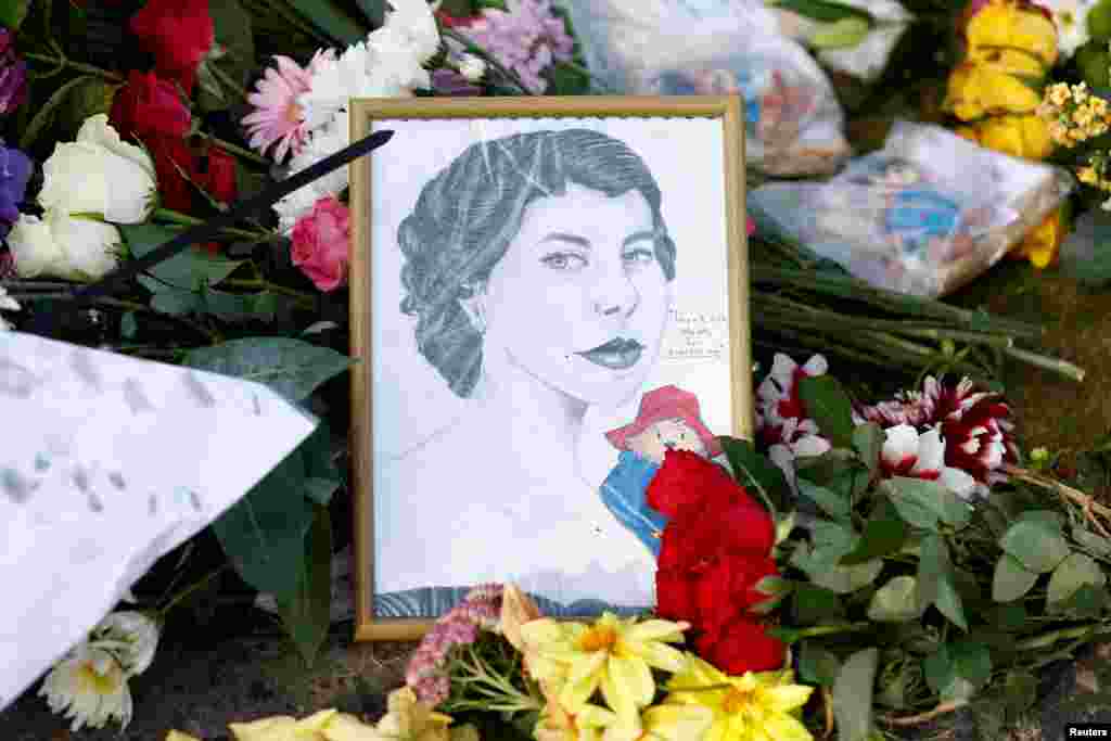 Tributos florales son depositados en el Castillo de Hillsborough, tras la muerte de la reina Isabel de Inglaterra, en Royal Hillsborough, Irlanda del Norte, el 12 de septiembre de 2022.