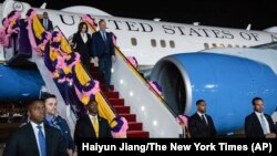 La vicepresidenta de EEUU, Kamala Harris, y su esposo Doug Emhoff llegan al Aeropuerto Internacional Don Mueang en Bangkok, Tailandia, el 17 de noviembre de 2022, para asistir a la cumbre de Cooperación Económica Asia-Pacífico. (Haiyun Jiang/The New York Times vía AP Pool)