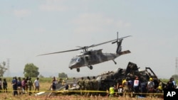 Foto de Archivo- Personal de emergencia junto a un helicóptero Blackhawk de la Marina que se estrelló después de apoyar a quienes llevaron a cabo la captura del narcotraficante Rafael Caro Quintero, cerca de Los Mochis, estado de Sinaloa, México, el viernes 15 de julio de 2022.
