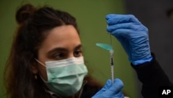 ARHIVA - Medicinska radnica priprema Fajzerovu vakcinu tokom kampanje vacinacije u Pamploni, severna Španija, 16. marta 2021. (Foto: AP/Alvaro Barrientos)