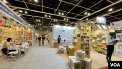 主辦單位表示，今屆Mega Show的規模大幅萎縮至新冠疫情前的八分之一，只有450個參展商、大約700個攤位，估計買家可能鉛減9成到只有2、3千人左右。有參展商表示，展會氣氛相當冷淡。（美國之音/湯惠芸）
