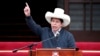El presidente peruano, Pedro Castillo, asiste a una ceremonia para promover una ley que extiende la graduación automática de la universidad debido a la pandemia de COVID-19 en Lima, Perú, el lunes 22 de noviembre de 2021.