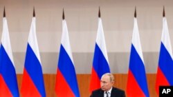 Керуючий директор Корпорації розвитку Далекого Сходу і Арктики (ERDC) загинув через кілька днів після участі у Східному економічному форумі у Владивостоці. На фото президент Росії Володимир Путін на форумі 6 вересня 2022 р. (Фото агентства новин ТАСС Host Pool Photo через AP)