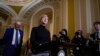 La senadora Tammy Baldwin, demócrata por Wisconsin, se une al líder de la mayoría del Senado, Chuck Schumer, para hablar sobre los esfuerzos de los demócratas para aprobar la Ley de Respeto por el Matrimonio, en el Capitolio de Washington, el 15 de noviembre de 2022.