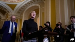 La senadora Tammy Baldwin, demócrata por Wisconsin, se une al líder de la mayoría del Senado, Chuck Schumer, para hablar sobre los esfuerzos de los demócratas para aprobar la Ley de Respeto por el Matrimonio, en el Capitolio de Washington, el 15 de noviembre de 2022.