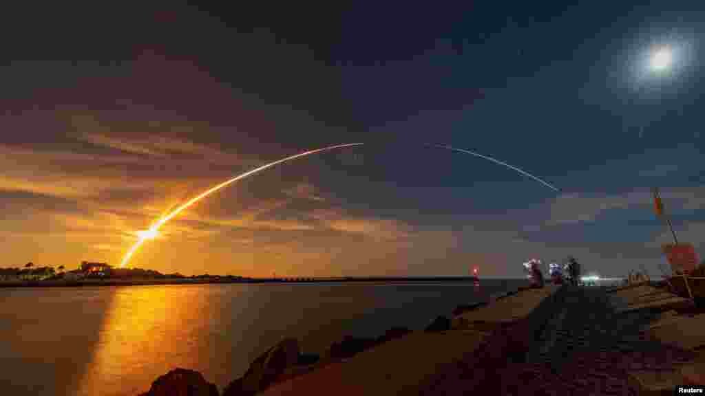 En esta primera misión de Artemis 1, como se le conoce oficialmente, el cohete orbitará alrededor de la Luna. Está previsto que la cápsula Orion viaje aún más lejos que en los años 70, llegando a 64.000 kilómetros de la cara más lejana de la Luna. 