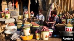 Sejumlah pedagang di pasar Konyo Konyo, Juba, Sudan Selatan, 12 Mei 2012. Polisi Sudan Selatan mengatakan mereka menemukan pria yang mencoba menjual dua anaknya di pasar ini. (Foto: Reuters/arsip)
