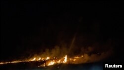 Un campo es incendiado por bombardeos cerca de la línea del frente, en medio del ataque de Rusia a Ucrania, en la región de Dónetsk, Ucrania, el 8 de abril de 2024.
