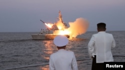 El líder norcoreano, Kim Jong Un, observa el lanzamiento de un misil en una foto divulgada por la agencia de prensa de Corea del Norte el 21 de agosto de 2023.