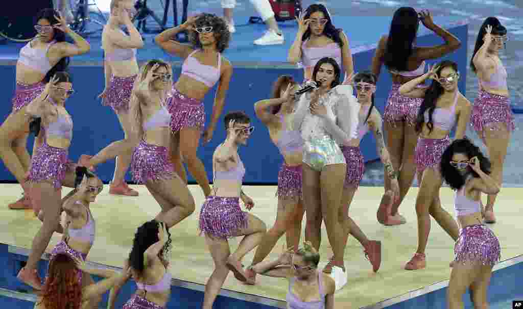 英国歌手杜娃·黎波(Dua Lipa,持麦克风者)2018年5月26日在乌克兰基辅的体育场举行的皇家马德里和利物浦之间的欧洲冠军联赛决赛之前表演。黎波在上海演唱会上注意到了台下的情况,并对歌迷表示支持与安慰。演唱会后,黎波在社交媒体上对上海歌迷表示感谢说:“眼前发生的事让我感到惊愕,我对所有受到牵连的粉丝送去诚挚的爱意。”黎波还表示,希望以后再去上海。本次活动的主办方莱音商务咨询上海有限公司(Live Nation)的微博下面,许多愤怒的歌迷要求解释。 