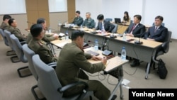 남북한이 지난해 11월 개성공단 종합지원센터에서 남북공동위원회 산하 통행·통신·통관(3통) 분과위원회를 열어 3통 개선 논의를 재개했다. (자료사진)