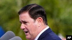 El gobernador de Arizona, Doug Ducey, inició el martes 30 de agosto de 2022 una visita a Taiwán para atraer proveedores y robustecer así las inversiones de la isla asiática en el estado fronterizo con México. (Foto VOA / Archivo)