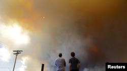 Bomberos en Colorado intentan controlar los devastadores fuegos que consumen hectárea por hectárea.