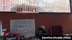 Un cartel en uno de los comedores de Alimenta la Solidaridad defiende el trabajo que día a día llevan a cabo en las zonas más vulnerables de Venezuela. "Alimentar la solidaridad no es un crimen", expone.