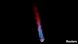 Un cohete SpaceX Falcon 9 despega en la misión IM-1 con el módulo de aterrizaje lunar Nova-C construido y propiedad de Intuitive Machines desde el Centro Espacial Kennedy en Cabo Cañaveral, Florida, EEUU, el 15 de febrero de 2024.