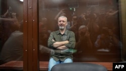 伊戈爾·吉爾金在莫斯科舉行的聽證會上坐在玻璃被告籠內。(2023年7月21日)