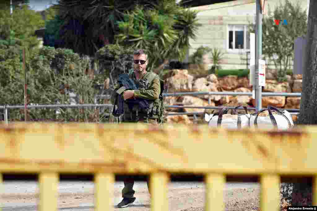 Un soldado monta guardia en la entrada de una comunidad que ha sido evacuada en el norte de Israel, muy cercana a la frontera con el Líbano, el 31 de octubre de 2023.