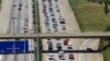 ARCHIVES - Véhicules sur l'autoroute reliant Johannesburg à Pretoria lors d'une manifestation d'environ 400 chauffeurs de taxi, le 17 février 2000.