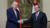 Le président turc Recep Tayyip Erdogan (à gauche) serrant la main de son homologue égyptien Abdel Fattah al-Sisi (à droite) lors d'une visite officielle en Égypte le 14 février 2024. (Photo by TURKISH PRESIDENTIAL PRESS SERVICE / AFP) 