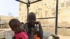 Des enfants déplacés qui ont fui les violences en cours de deux généraux soudanais rivaux, reposent sur un lit dans la cour de l'université d'Al-Jazira, transformée en abri de fortune, à al-Hasahisa, au sud de Khartoum, le 8 juillet 2023. (Photo par AFP)