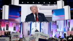 Antigo Presidente e candidato republicano Donald Trump discursa na convenção do Partido Republicano, Milwaukee, 16 julho 2024