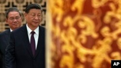 中国领导人习近平和总理李强步入北京人大会堂。（2024年6月28日）
